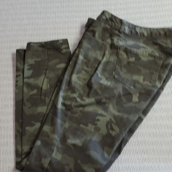 Style & Co. Curvy Skinny Leg Camouflage Sz. 10 Pants with Pockets - Picture 3 of 9